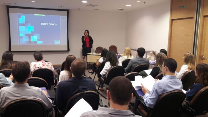 Café da manhã debate regulamentação de corpo clínico