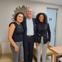 Erika Santos e Erika Souza, da Anahp, com o diretor-executivo do Hospital Pró-Cardíaco, Max Leventhal Colab no Hospital Pró-Cardíaco