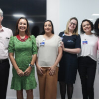 Paulo Cesar Amadeu, administrador da Santa Casa de São José dos Campos ao lado de Munique Correia, gerente de Compliance da Anahp; Maria Carolina de Faria, supervisora de Compliance na Santa Casa de São José dos Campos; Juliane Conde, assessora Administrativa na Santa Casa de São José dos Campos; Erika Souza, coordenadora de Relacionamento Associativo da Anahp; e Erika Santos, coordenadora e Relacionamento e Estratégia da Anahp Colab na Santa Casa de São José dos Campos 1