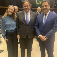 Flávia Lopes, coordenadora de Relações Institucionais da Anahp; Breno Monteiro, presidente da CNSaúde; e Marco Aurélio Ferreira, diretor de Relações Governamentais da Associação