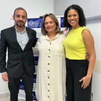 Thiago Camargo e Érika Santos da Anahp com Jacqueline Rodovalho, CEO do H. do Coração de Goiás (meio)