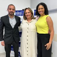Thiago Camargo e Érika Santos da Anahp com Jacqueline Rodovalho, CEO do H. do Coração de Goiás (meio)